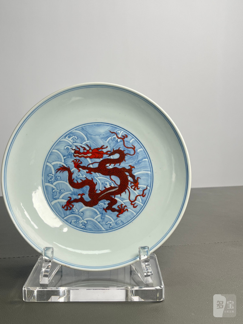 清乾隆  青花矾红九龙闹海图盘 - 图4